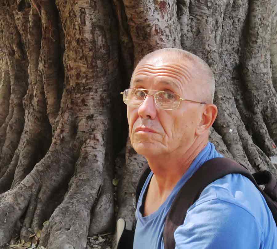 Stefan at a banyan tree, photo by Wiesław Sadurski