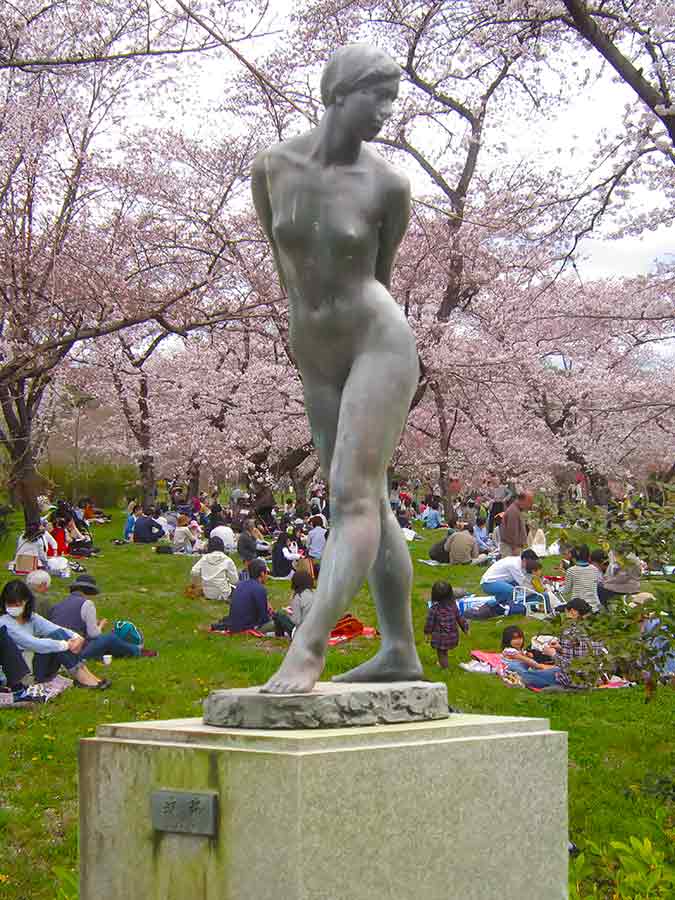Girl statue against flowering Botanic Garden party in Kyoto, photo by Wiesław Sadurski