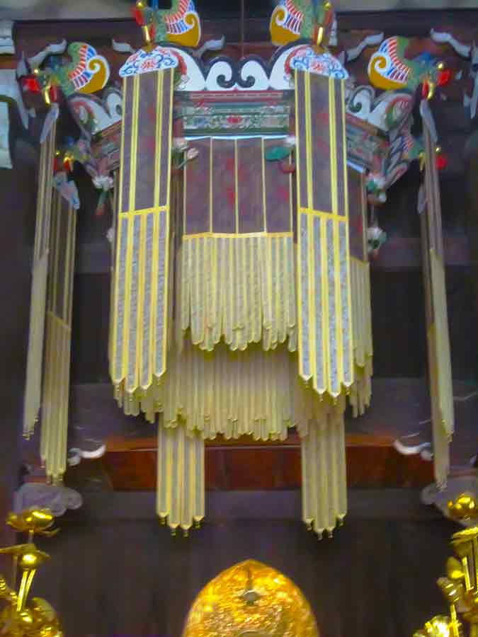 Lamp above the altar in Kennin-ji Temple, photo by Wiesław Sadurski