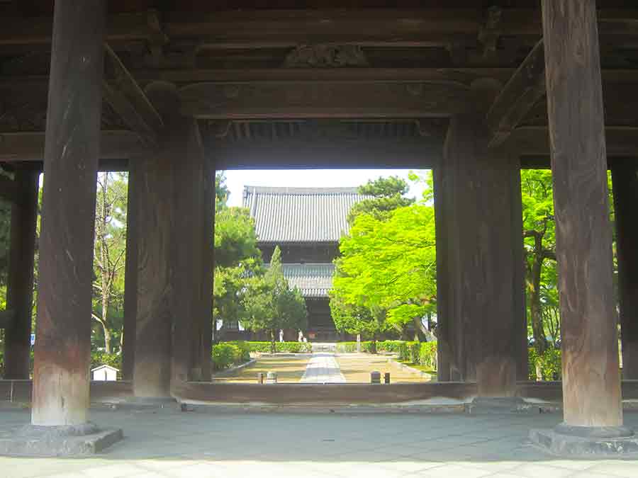 Great Gate Kennin-ji Temple in Kyoto, photo by Wiesław Sadurski
