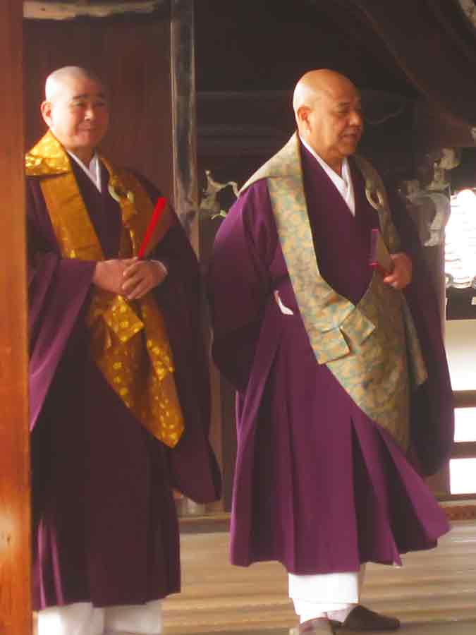 Monks walking in Tofuku-ji Temple in Kyoto, photo by Wiesław Sadurski