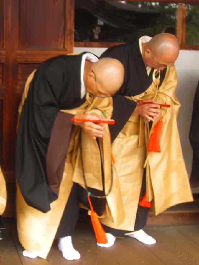 Monks bowing in Tofuku-ji Temple in Kyoto, photo by Wiesław Sadurski