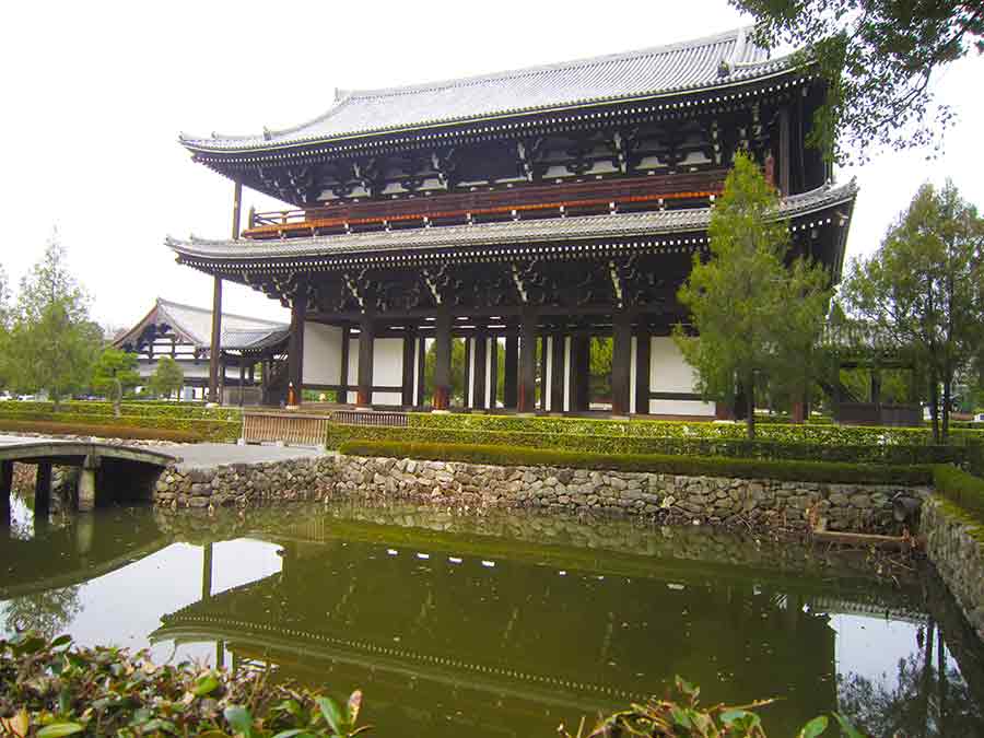 Sanmon Gate at waterside Tofuku-ji Temple in Kyoto, photo by Wiesław Sadurski