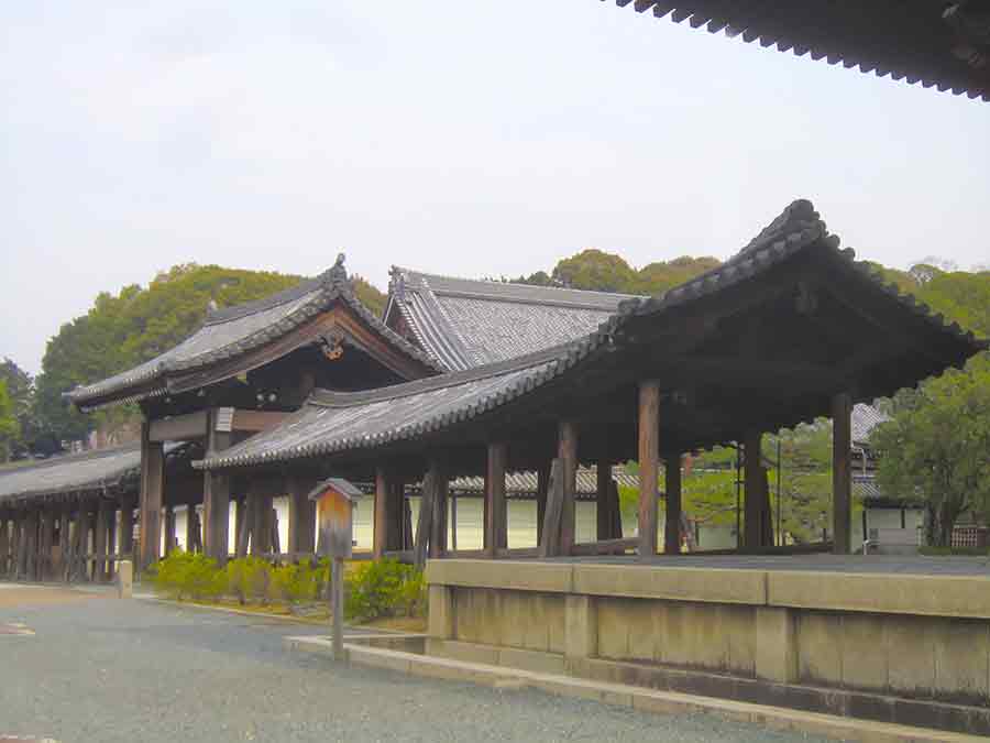 Along Tofuku-ji Temple in Kyoto, photo by Wiesław Sadurski